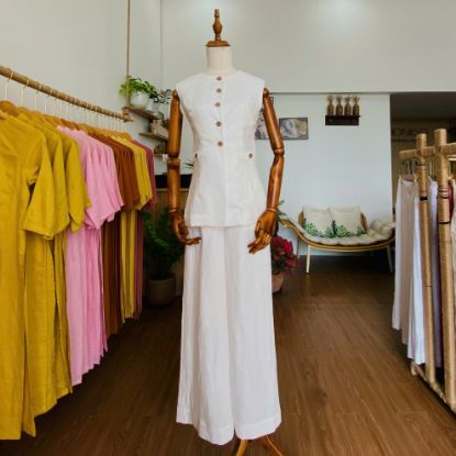 Ảnh của Set bộ linen tưng áo dáng dài nắp đai eo sát nách quần dài không ly trắng