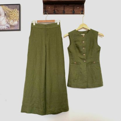 Ảnh của Set bộ linen tưng áo dáng dài nắp đai eo sát nách quần dài không ly xanh rêu