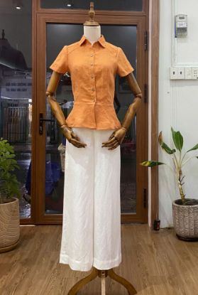 Ảnh của Set bộ linen tưng áo rã vai rã eo tay ngắn cam cà rốt quần dài không ly trắng