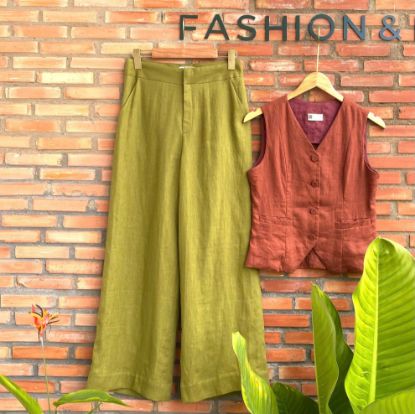 Ảnh của Set bộ linen tưng áo ghile sát nách đỏ bã trầu quần dài không ly xanh mù tạt