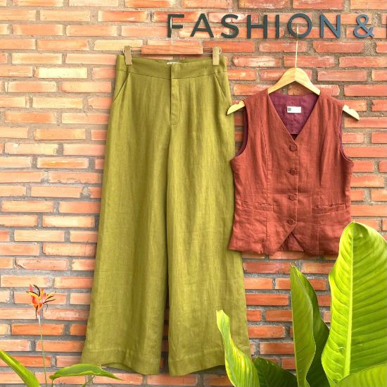 Ảnh của Set bộ linen tưng áo ghile sát nách đỏ bã trầu quần dài không ly xanh mù tạt