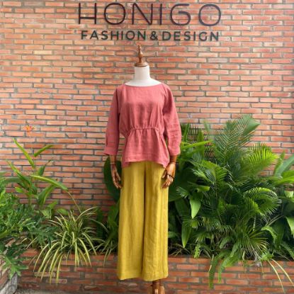 Ảnh của Set bộ linen tưng cổ thuyền eo nhún thun tay lửng raglang hồng gạch quần dài không ly xanh mù tạt